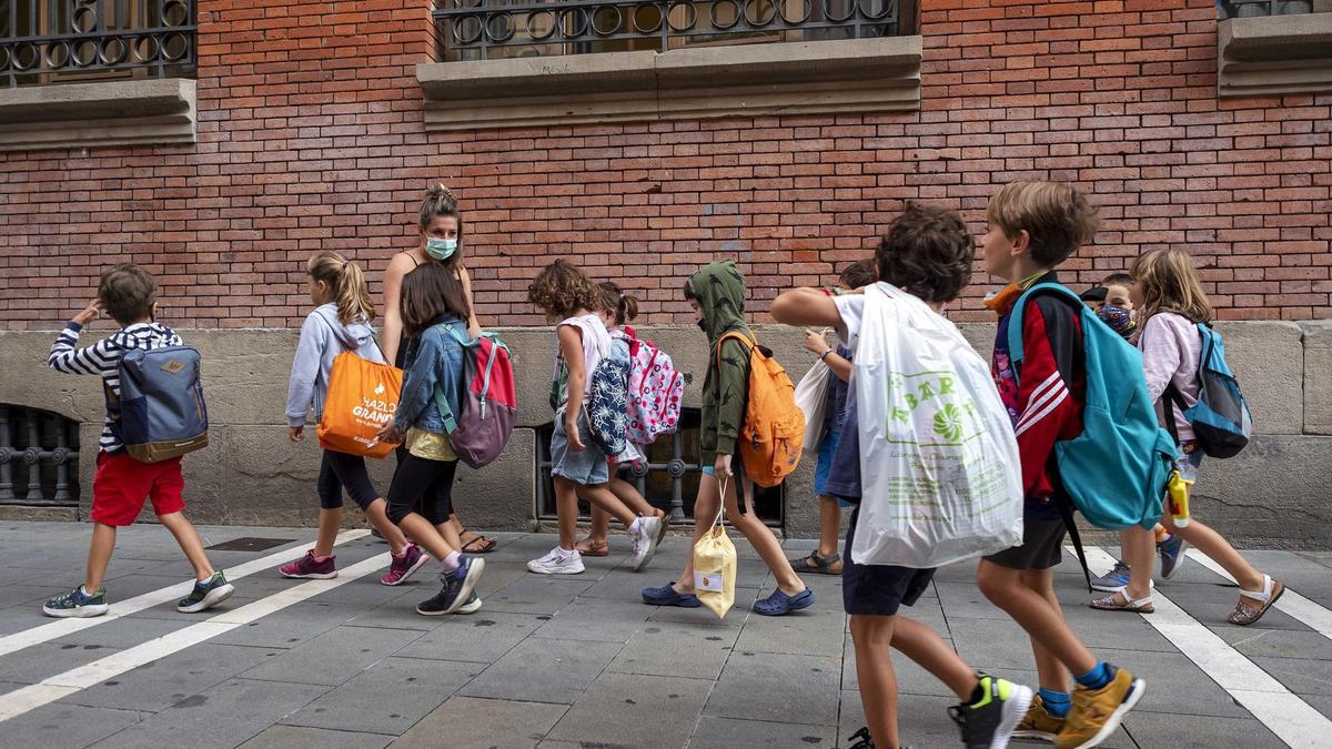 Alumnos de Primaria, con su profesora antes de entrar a clase.