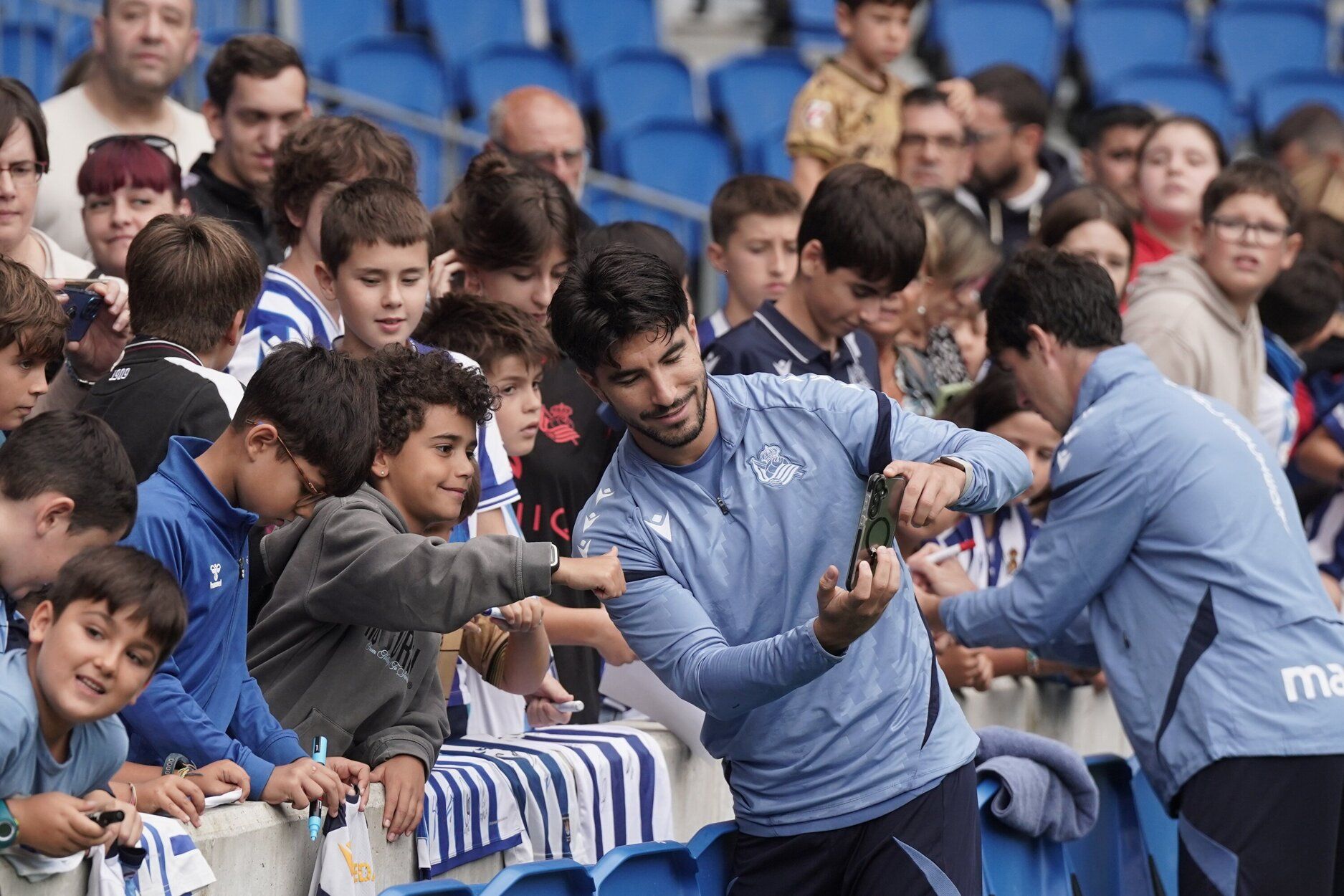 El entrenamiento de la Real a puerta abierta en Anoeta, en imágenes