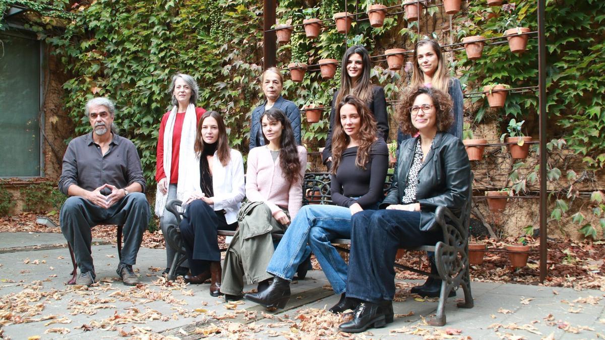 Integrantes del jurado del festival Ópera Prima con Fernando León de Aranoa como presidente y Marta Sanz (escritora), Julieta Martialay (periodista), Clara Lago (actriz), María Zamora (productora) (arriba) y Carlota González (directora), Ana Rujas (actriz), María Hervás (actriz), Ana Fuentes (periodista).