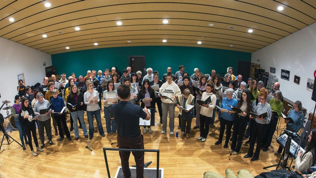 Momento del ensayo general de Diabulus in Musica con las corales de Etxarri Aranatz y Erkudengo Ama.