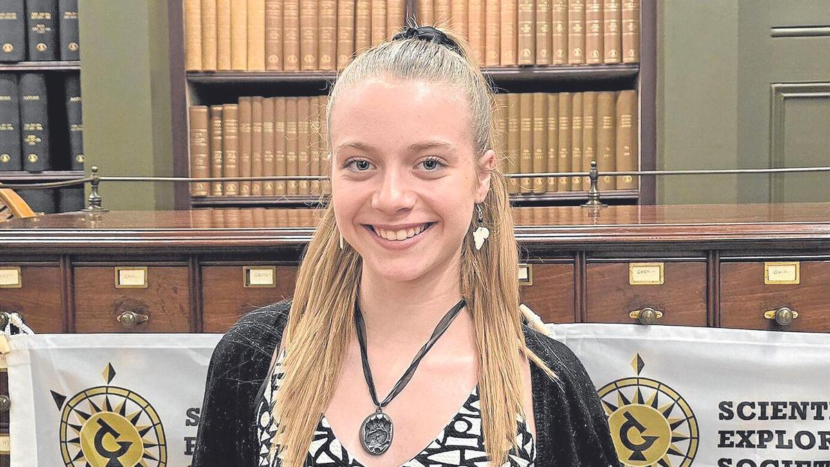 La joven Elvia Gómez Troya posa en el Royal College of Surgeons de Londres con su galardón.