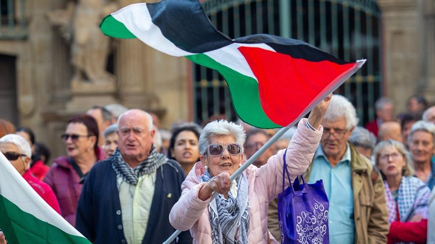 &quot;Fue un momento horroroso&quot;: La Policía intenta &#039;fichar&#039; a la &#039;abuela de Iruña&#039; por su activismo a favor de Palestina