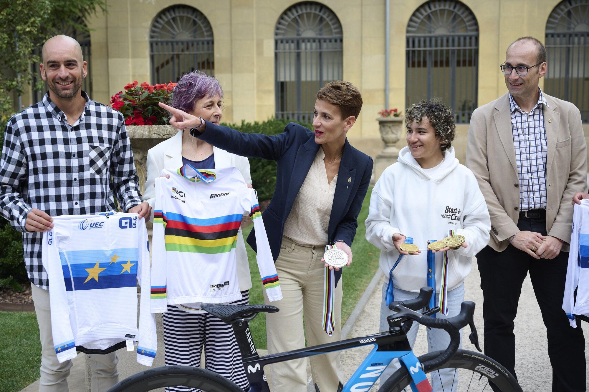 María Chivite recibe a Paula Ostiz en el Palacio de Navarra