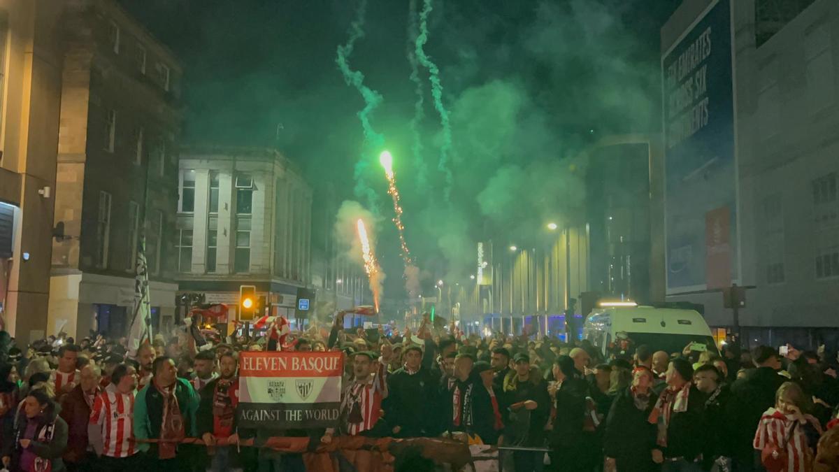 Kalejira de los aficionados del Athletic hacia St James' Park