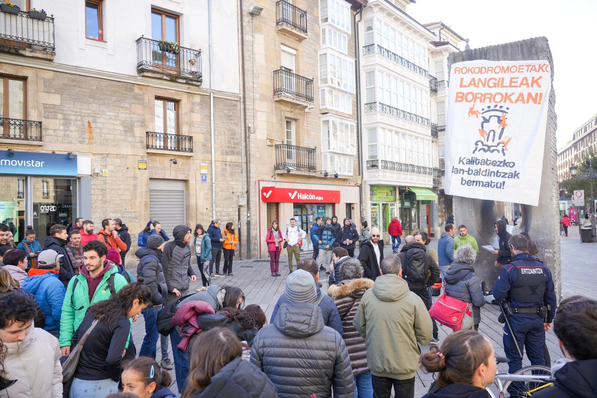 Los trabajadores de los rocódromos escalan 'La Mirada' para denunciar sus condiciones