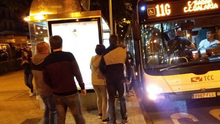 Imagen de usuarios este sábado cogiendo el autobús en Labrit por la noche.