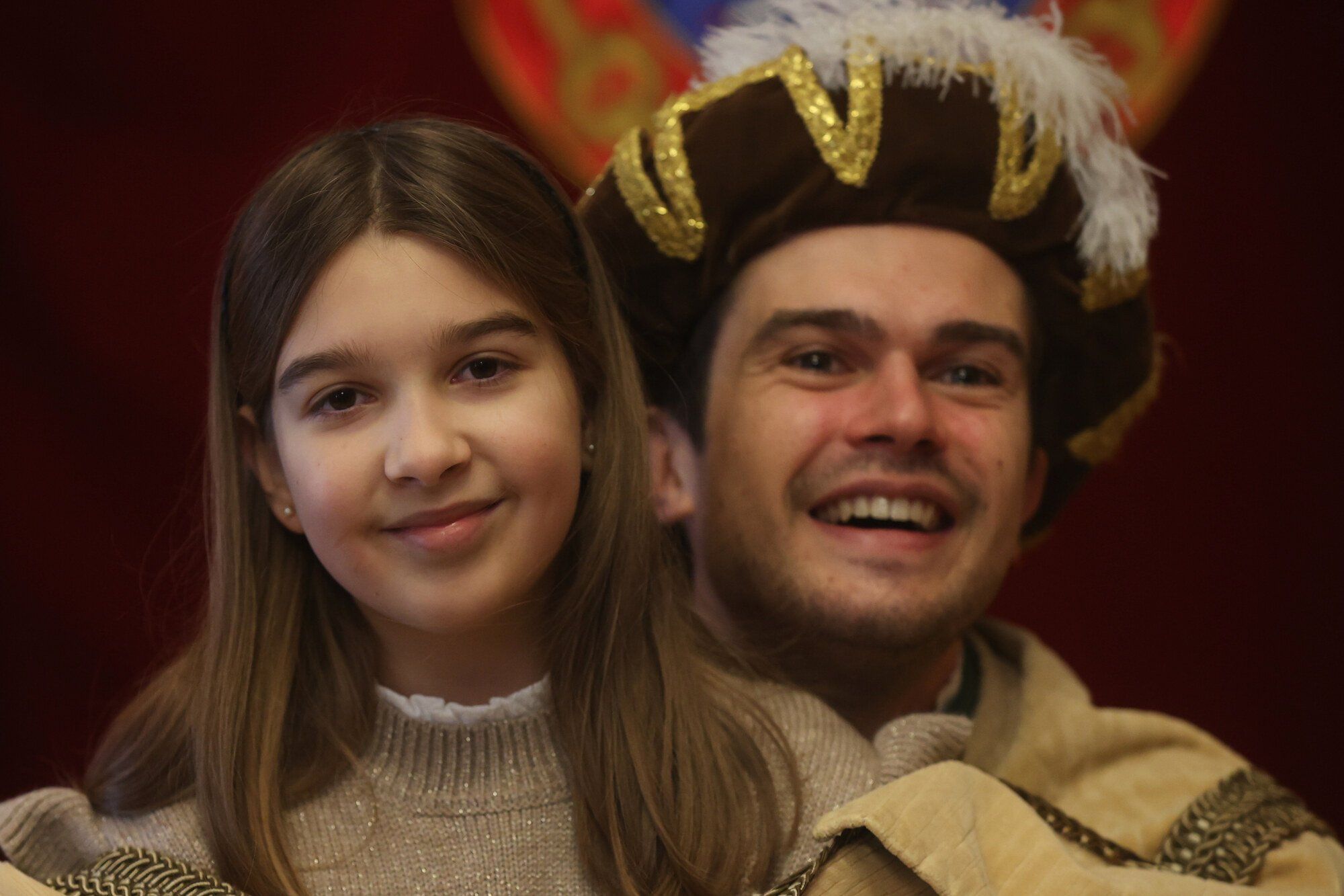 Cientos de jóvenes de Pamplona entregan sus cartas a los pajes de los Reyes Magos