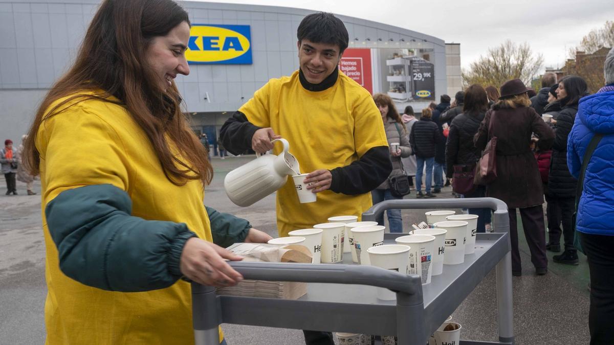 Trabajadores de Ikea, repartiendo chocolate y café caliente y pastas de canela, en un jueves “friolero”.