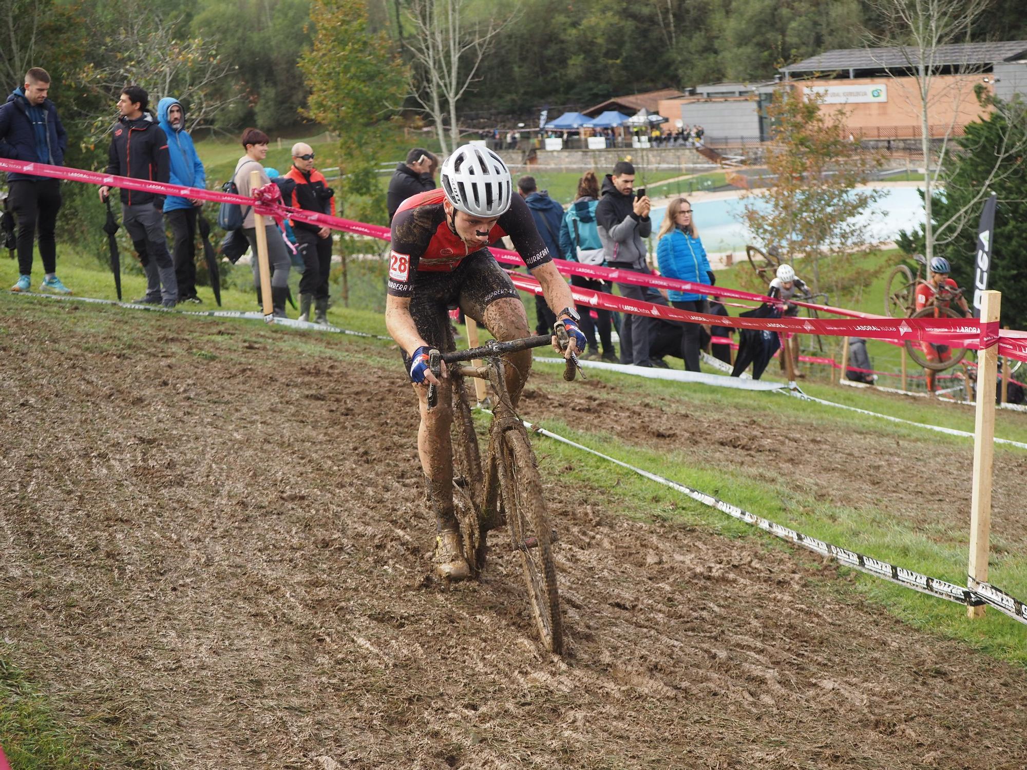 El barro se sumó al espectáculo de ciclocross en Elgoibar