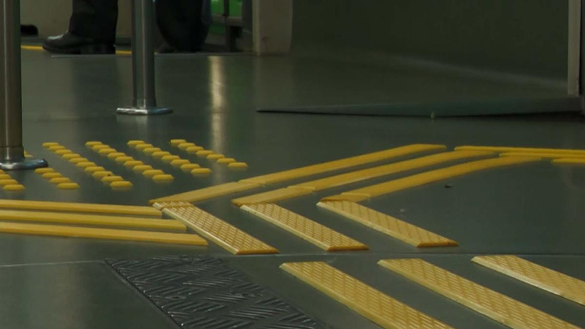 Detalle del suelo podotáctil de los tranvías en Vitoria y Bilbao / Irekia