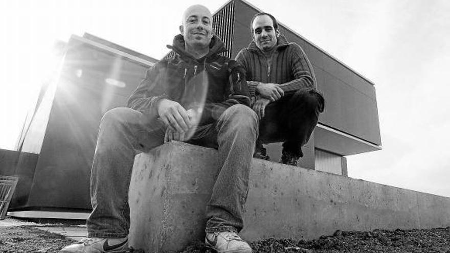 Los voluntarios Alfonso Gómez y Luis Tarrafeta, junto al nuevo centro de acogida en Trinitarios.