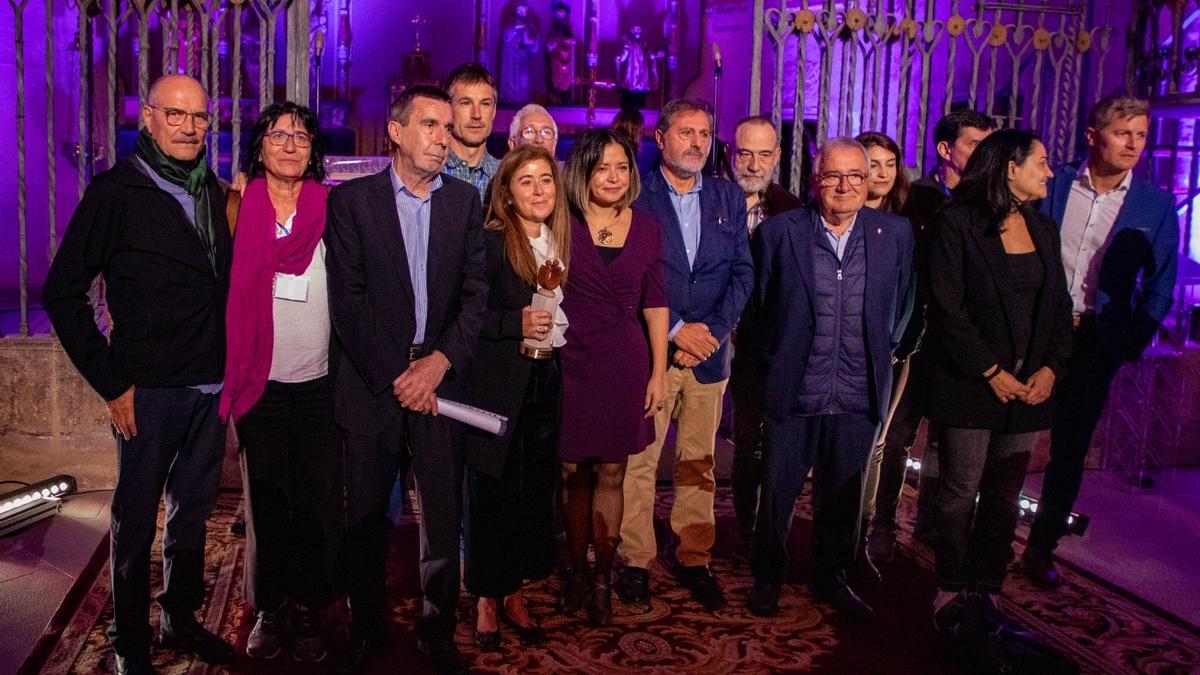 Catalina Gómez Ángel, con el premio David Beriain en la mano, en Artajona este sábado.