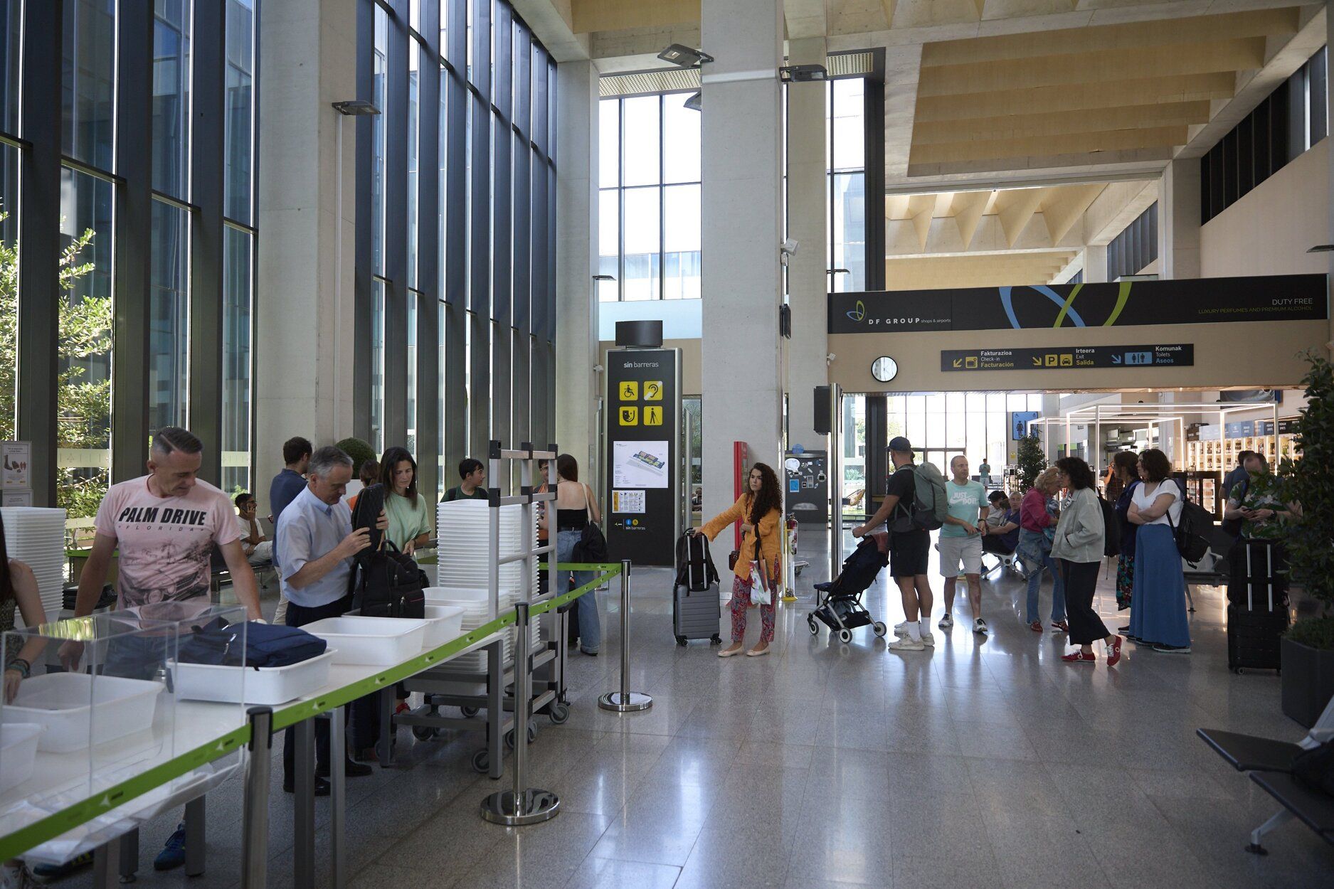 Fotos del inicio de las vacaciones de agosto en el aeropuerto de Noáin