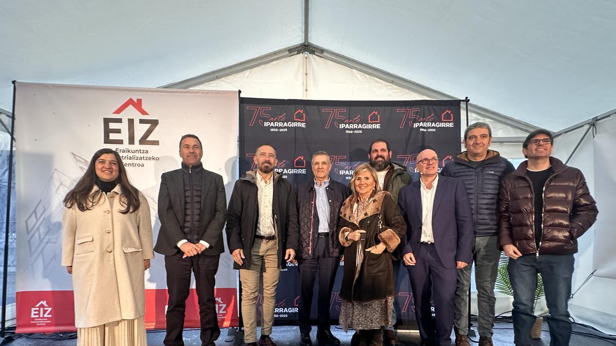 Ekitaldian izan dira Unai Andueza, Gipuzkoako Foru Aldundiko Ekonomia Sustapeneko eta Proiektu Estrategikoetako diputatua; Denis Itxaso, Eusko Jaurlaritzako Etxebizitza eta Hiri Agendako sailburua; Iñaki Alberdi, Idiazabalgo alkatea; eta Marta Epelde, BUILDINN klusterreko zuzendari nagusia.