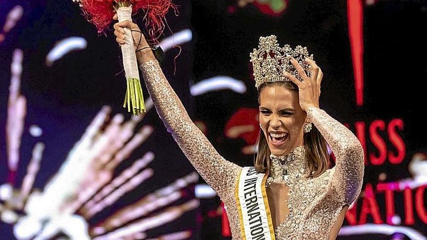 Julianna Ro, festejando la coronación de Miss International Spain.