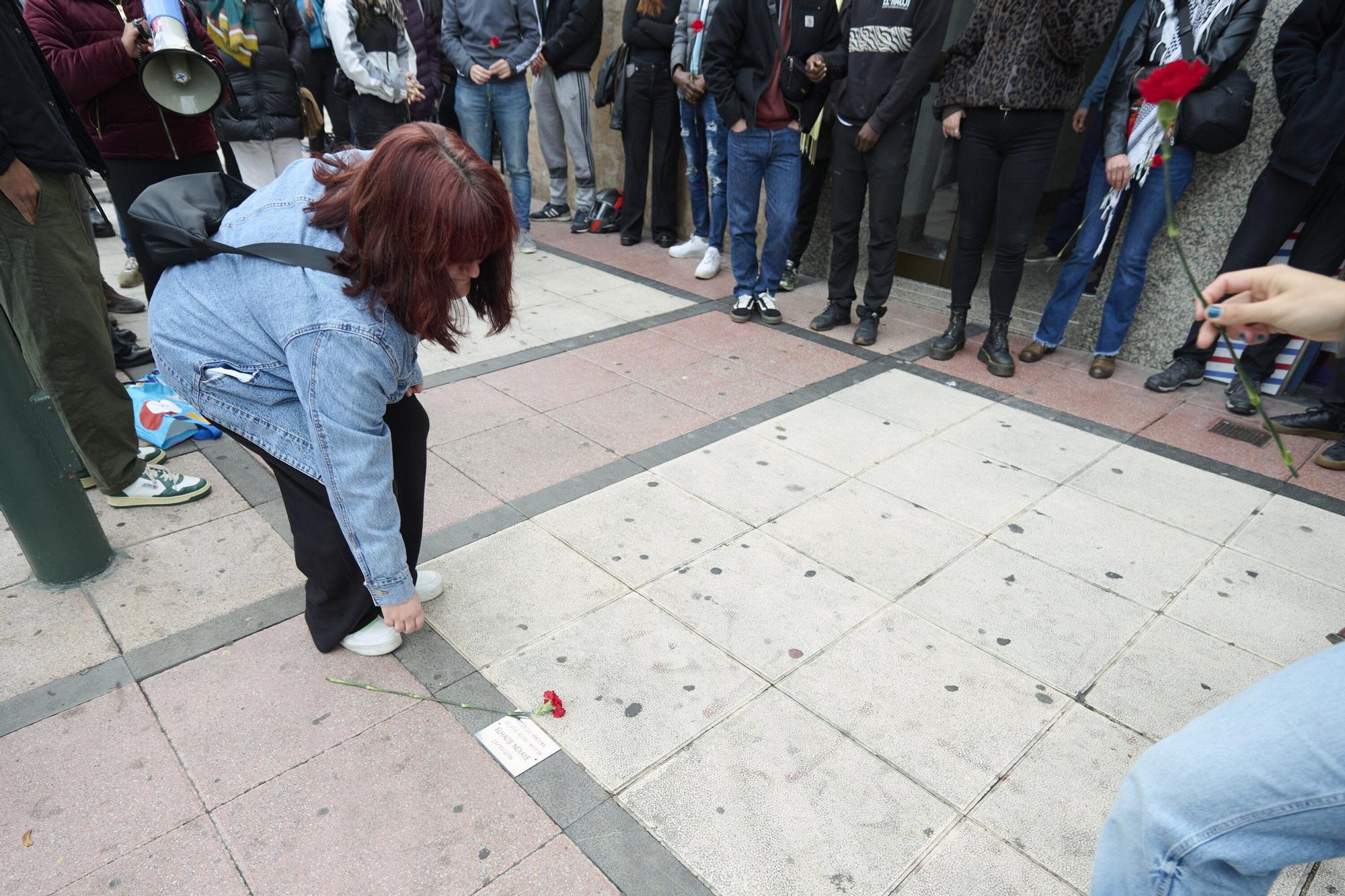 Placa en memoria de Elhadji Ndiaye