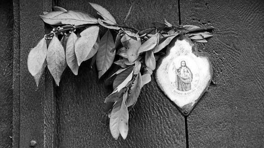 El ramito de laurel se colgaba a la puerta de las casas para ahuyentar al maligno y a las tormentas.