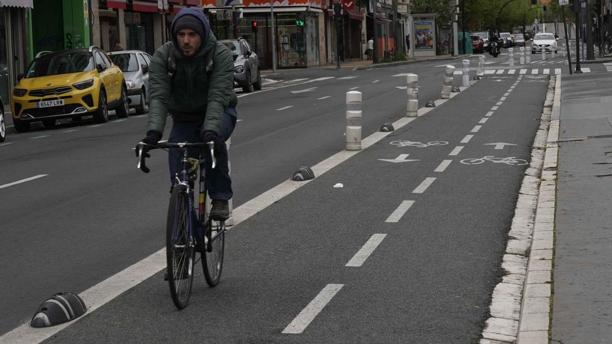 Una persona en bicicleta por Vitoria.
