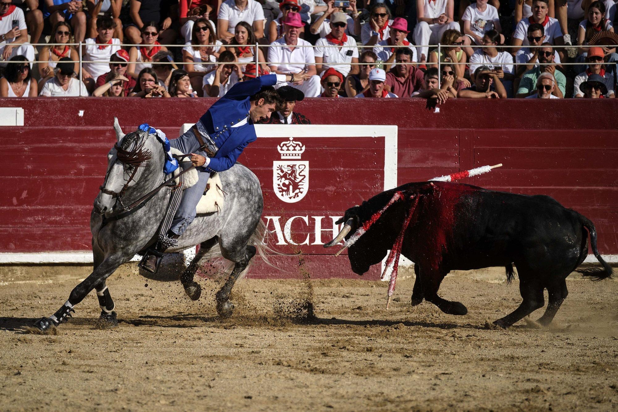 Fotos de la 'encerrona' de Guillermo Hermoso de Mendoza en la plaza de toros de Estella - Lizarra