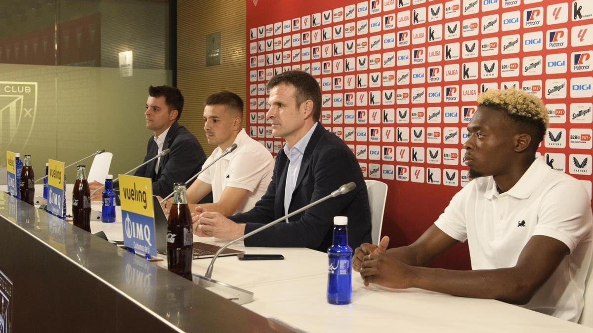 Jon Uriarte y Mikel González, acompañados por Álvaro Djaló y Andoni Gorosabel en la presentación de ambos jugadores.