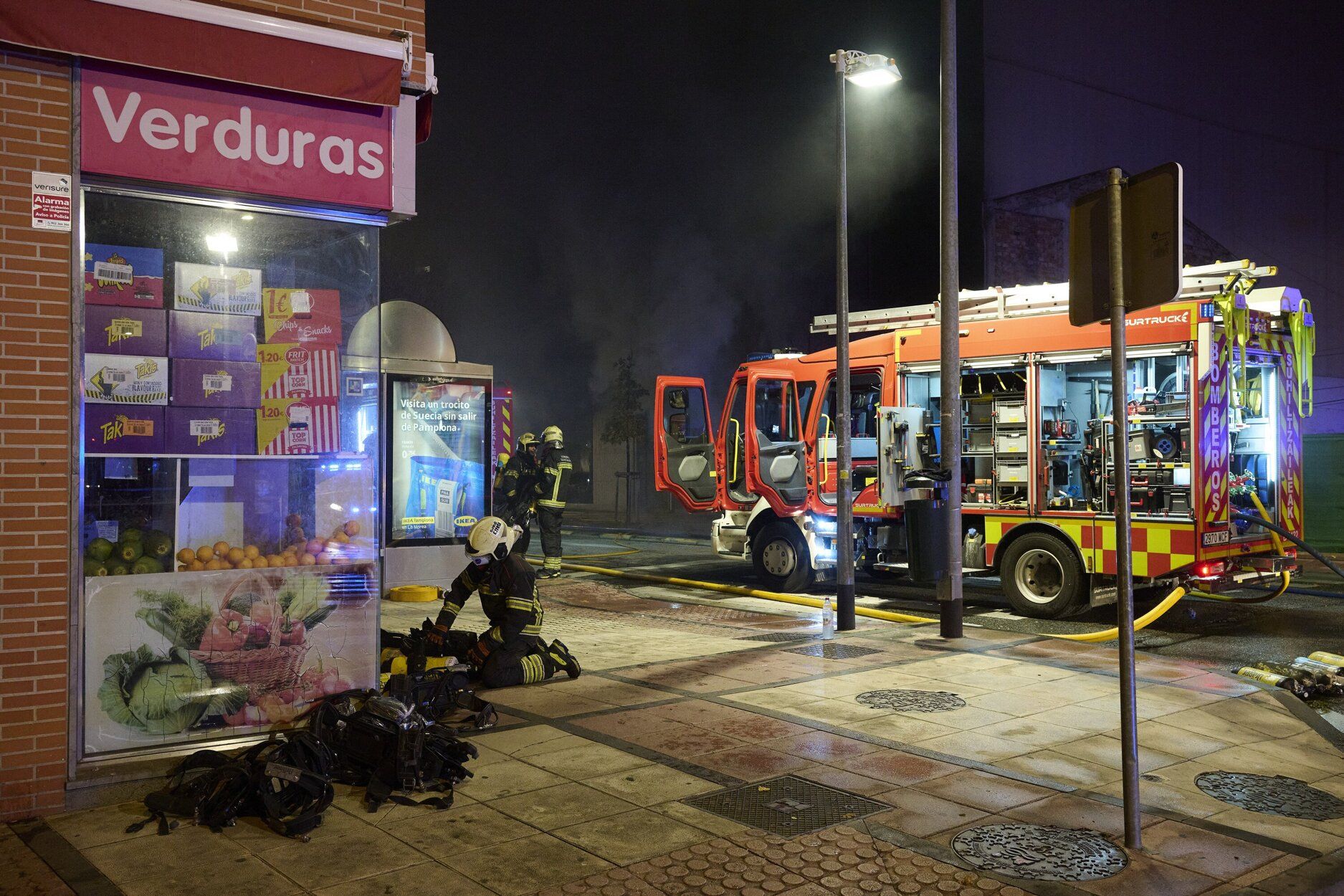 Fotos del incendio de un bazar en la Rochapea