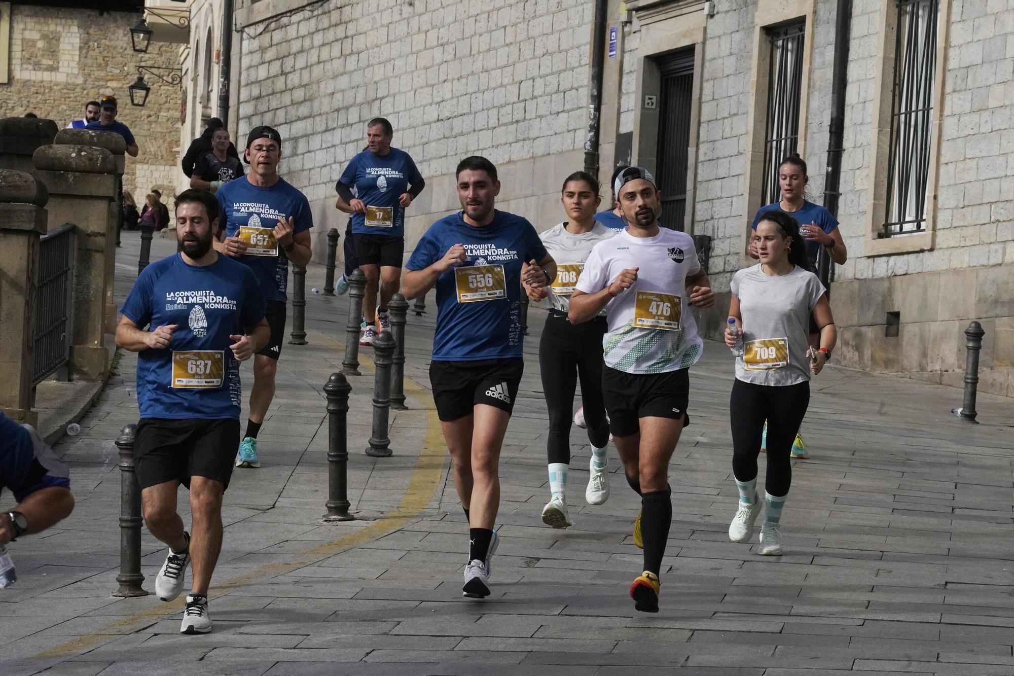 En imágenes: Miles de personas conquistan la Almendra de Gasteiz
