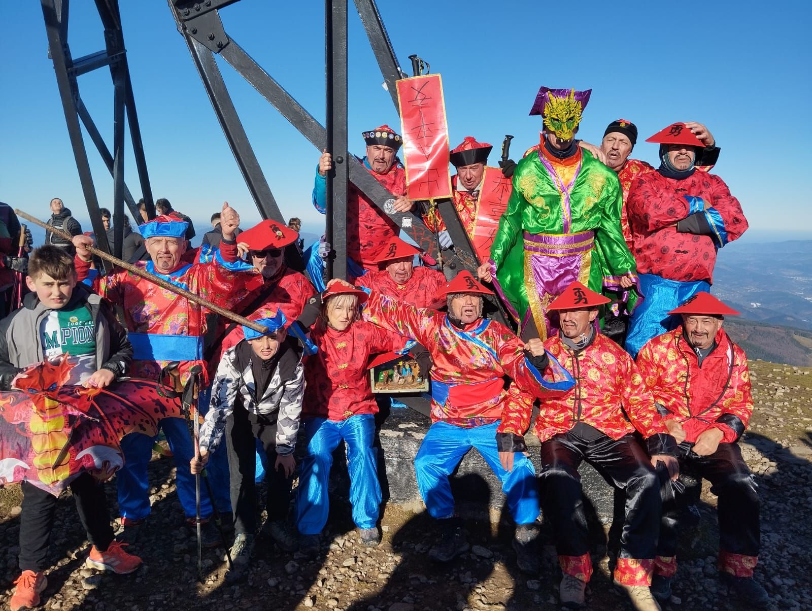 El belén montañero de Gorbeia alcanza la Cruz