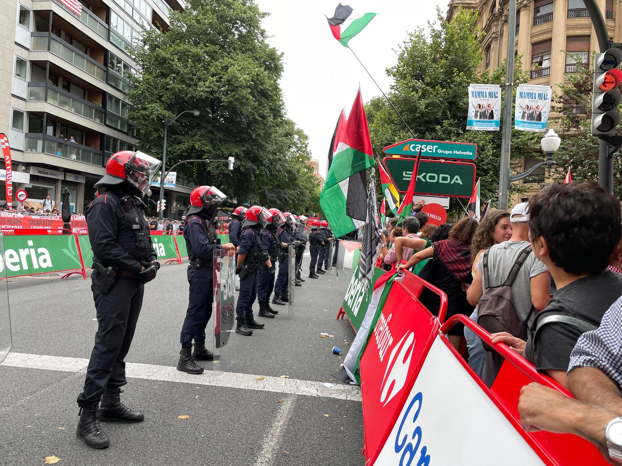 En imágenes: protesta contra el Israel al paso de la La Vuelta por Bilbao