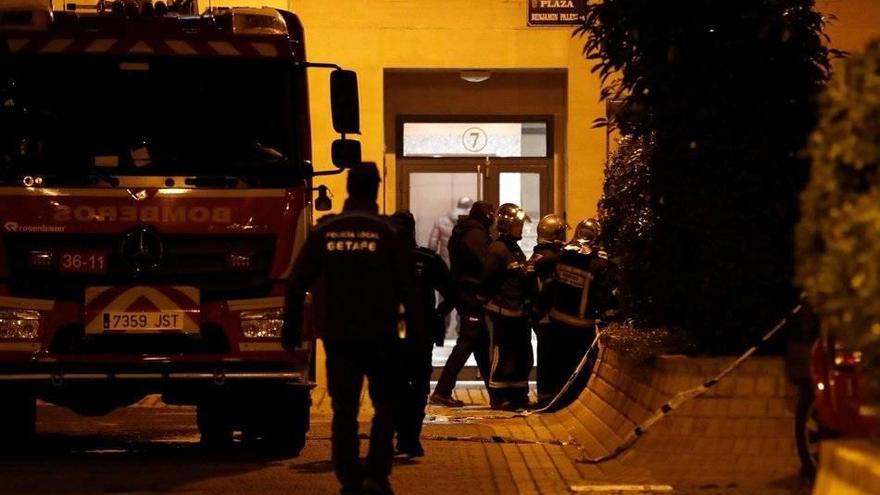 Miembros del cuerpo de bomberos en la vivienda donde dos menores fueron encontrados muertos tras un incendio.