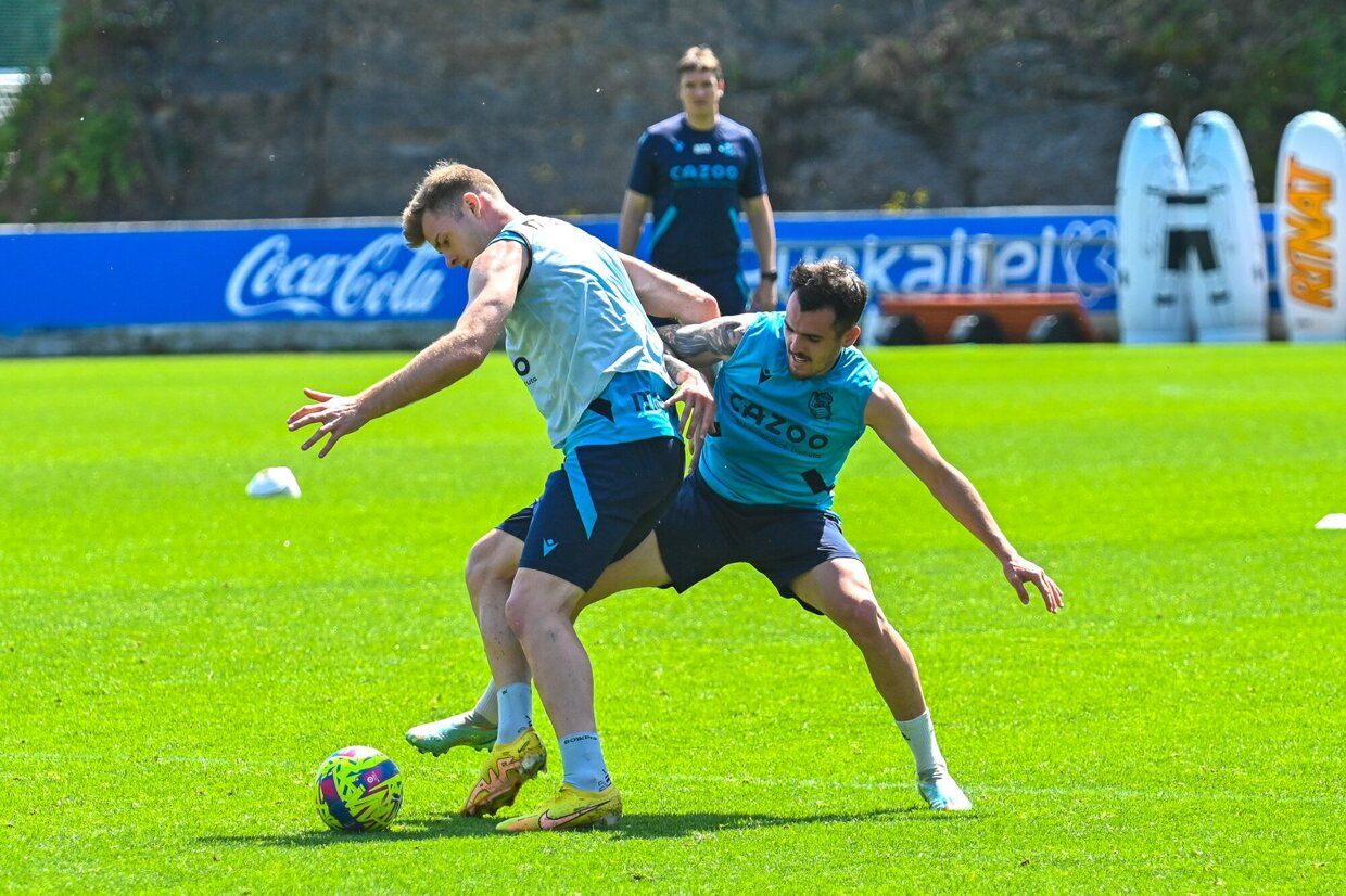 La Real se entrena junto a su afición en Zubieta.