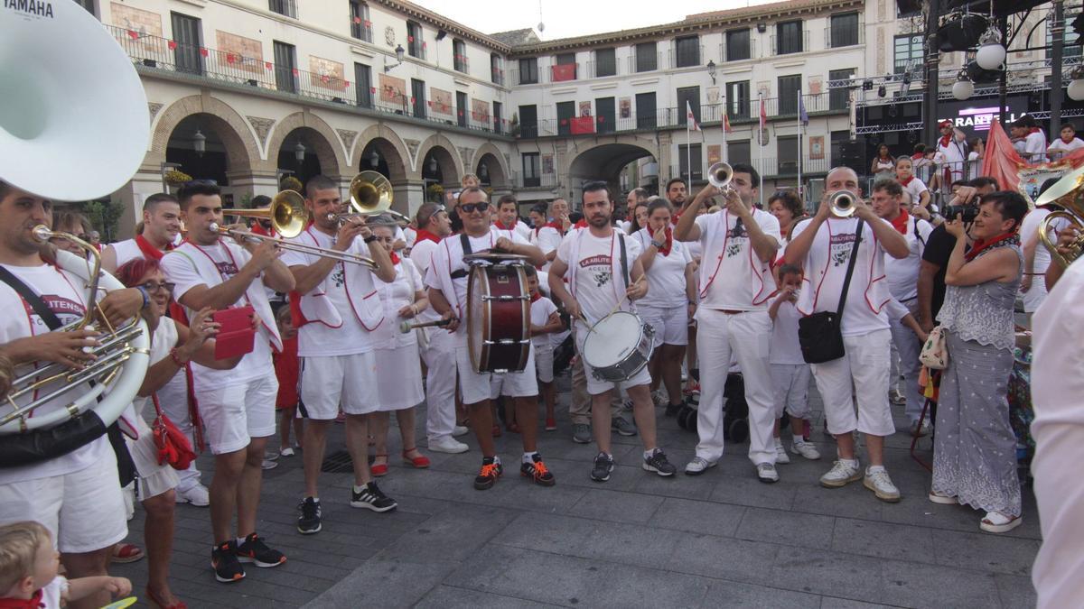 Una de las charangas de Tudela, la de la Ciudad Deportiva, en la plaza de Los Fueros en la Revoltosa Infantil.