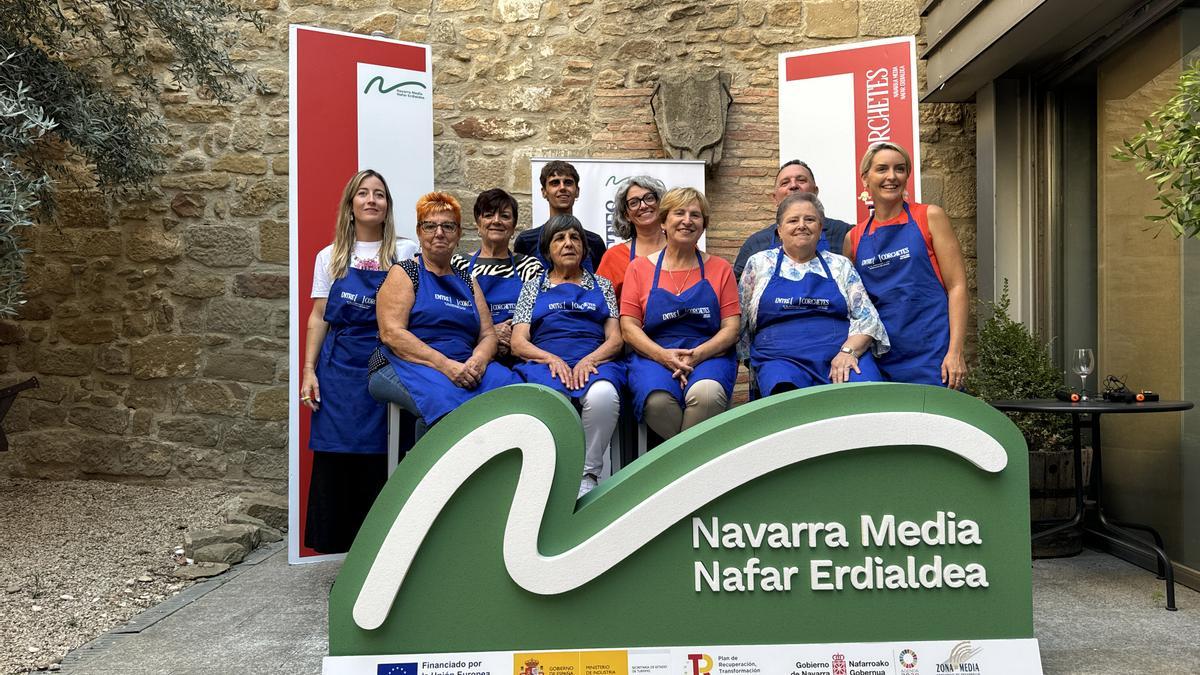 Influencers invitados al evento posan con cocineras y cocineros de la Zona Media de Navarra