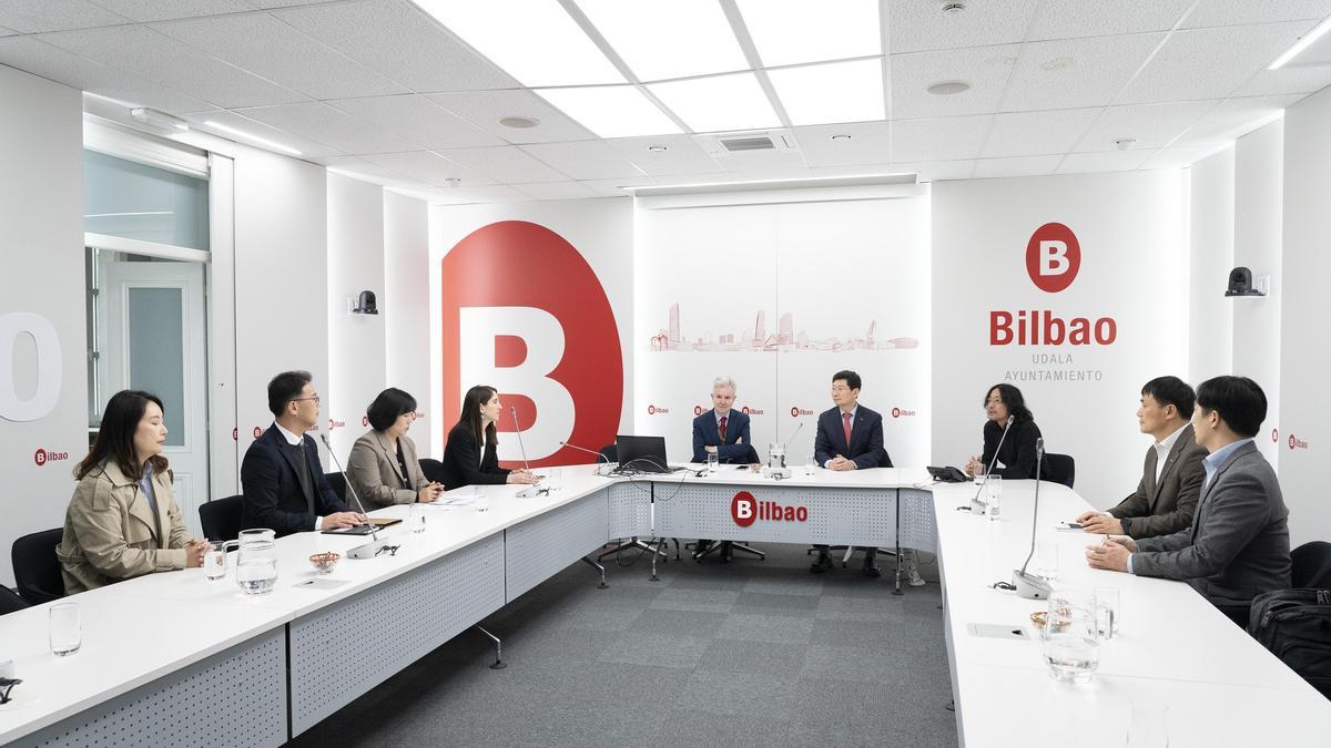 Hego Koreako Yongin hiriko ordezkaritza batek bisitatu du Bilbo