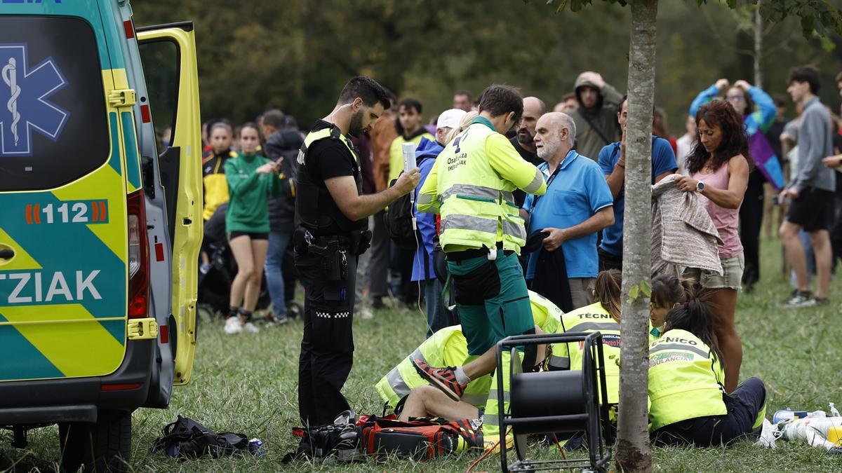 Miembros de los servicios de emergencia asisten a un corredor durante la 71 Cross Internacional Zornotza, prueba clásica de la primera división del calendario mundial de la World Athletic, este domingo