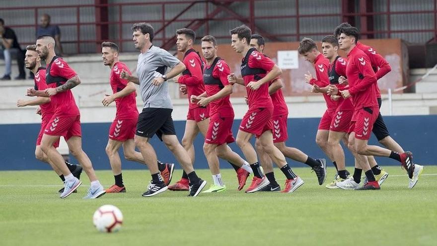 Los jugadores de Osasuna se ejercitan durante el entrenamiento.