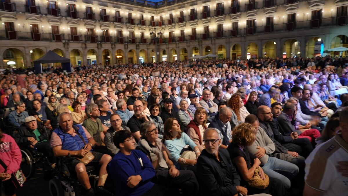 La Plaza Nueva luce abarrotada en el pregón de fiestas