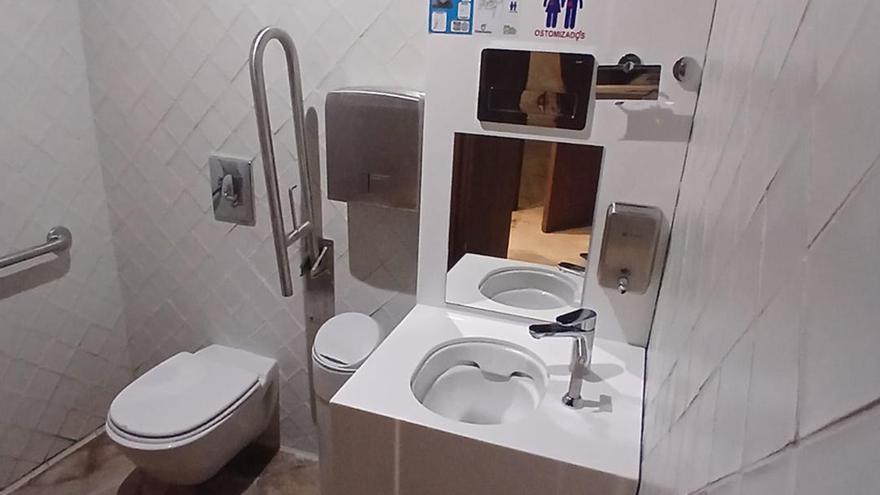 Condestable abre un aseo adaptado para pacientes con ostomía