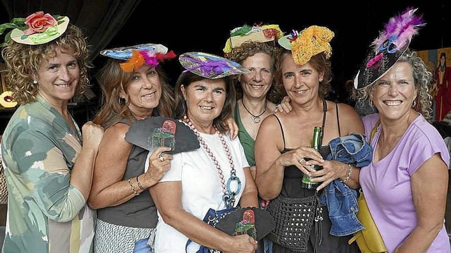 Esti Aranbarri, Isabel Bernardo, Lola de Hoyos, Montse Mateos, la socia de Pabellón 6 Ana Aldekoa y Susana Alzorriz.