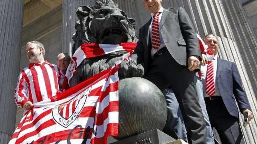 Los diputados del PNV Pedro Azpiazu (i) y Josu Erkoreka (c) y el senador Iñaki Anasagasti posan junto a uno de los leones