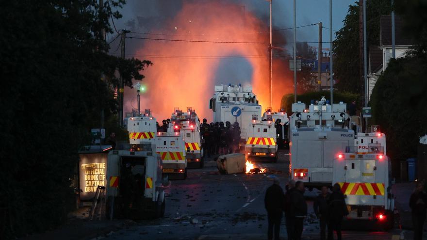 Segunda noche de violencia en Belfast: la extrema 