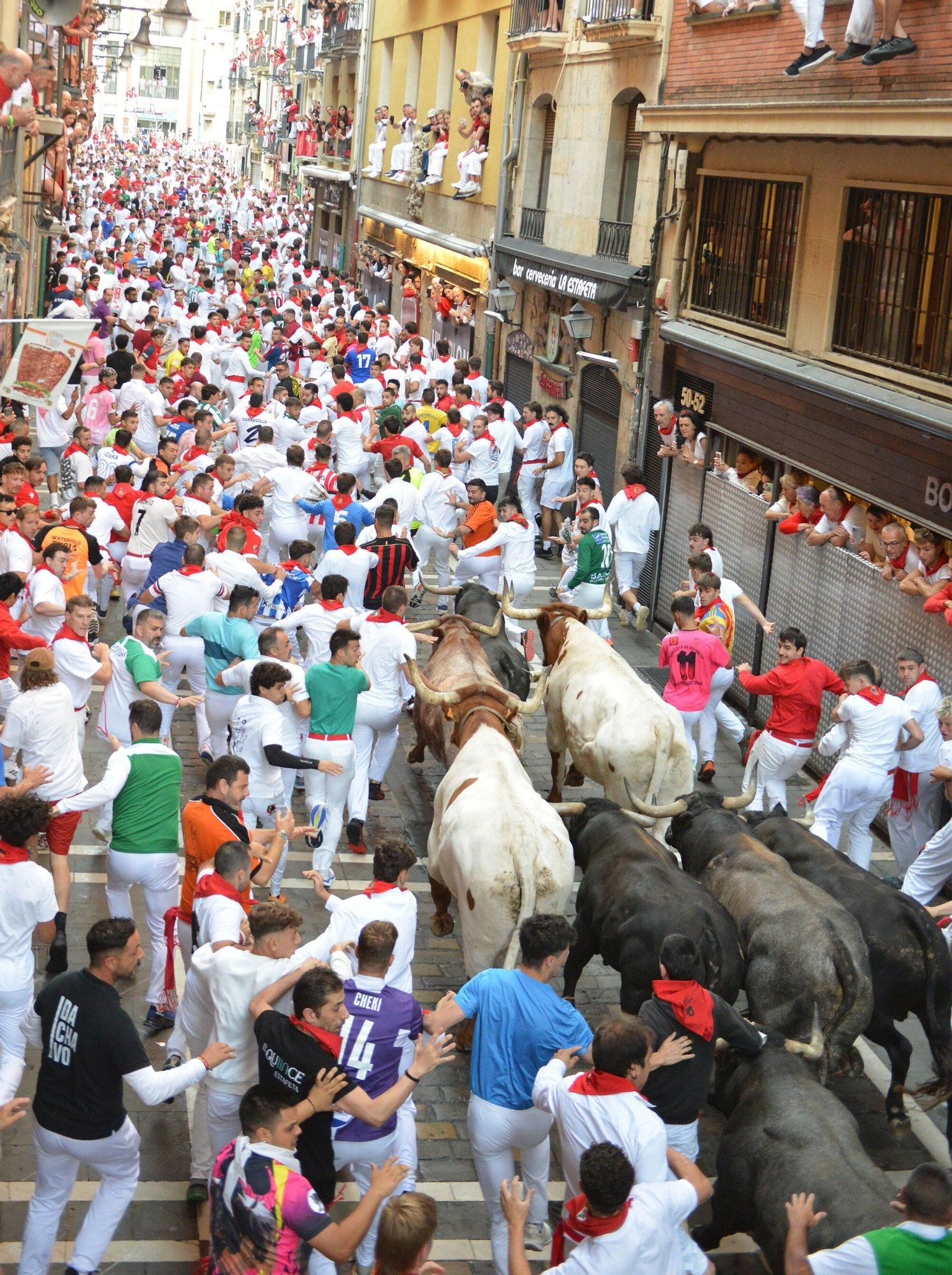 Fotos del octavo encierro de San Fermín con toros de Miura