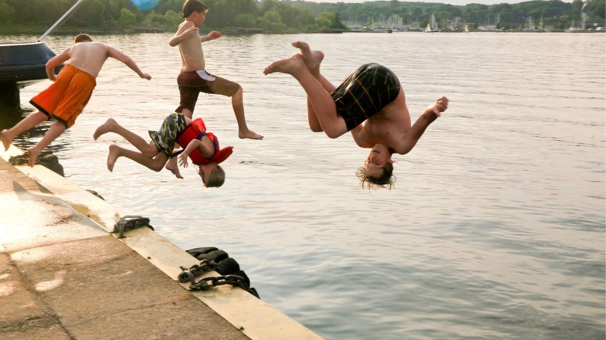Niños tirándose al agua