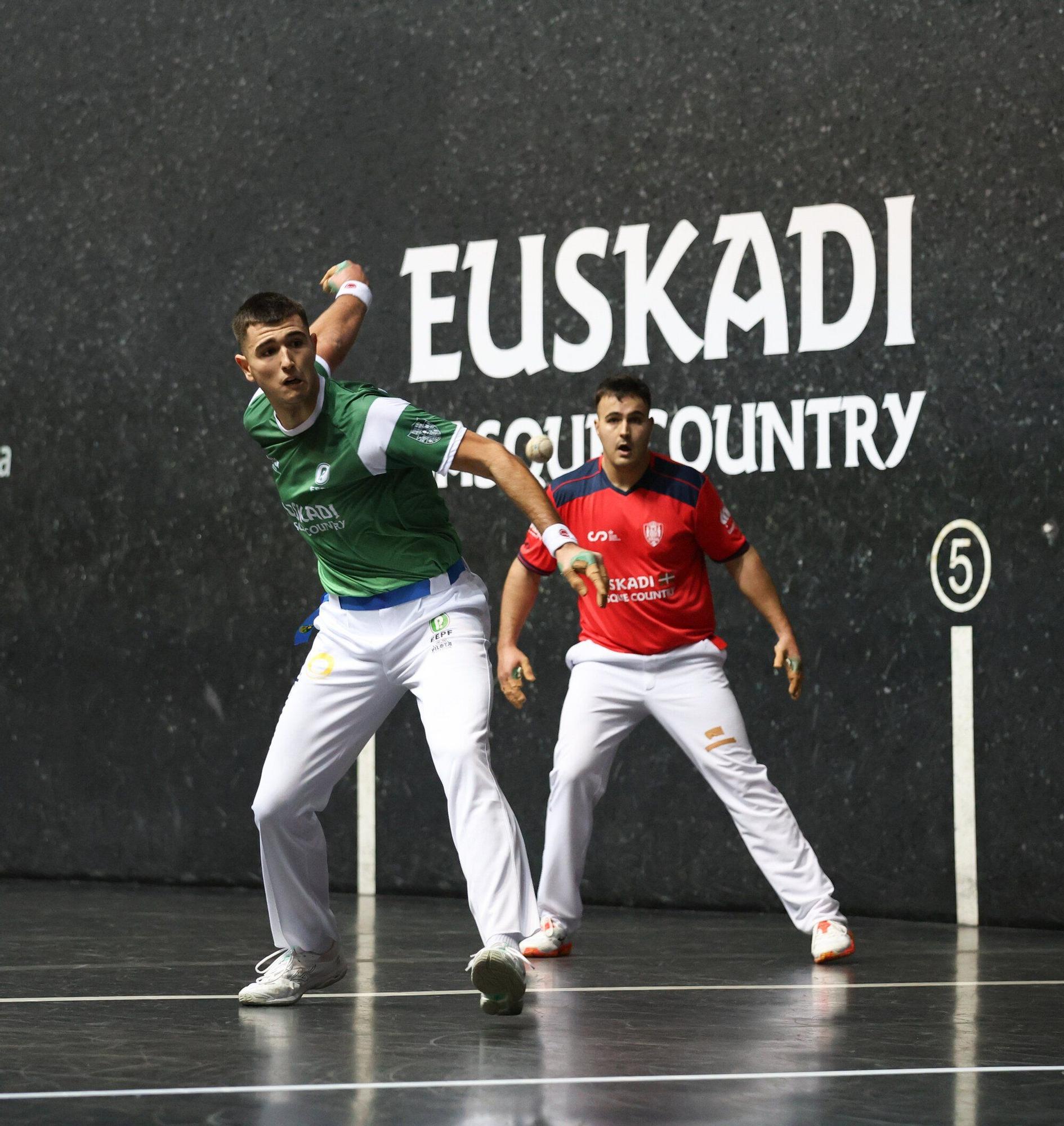 Óscar Lerena supera a Eñaut Lizeaga (Euskal Selekzioa) en el mano individual de la Liga de Naciones de 36 metros.