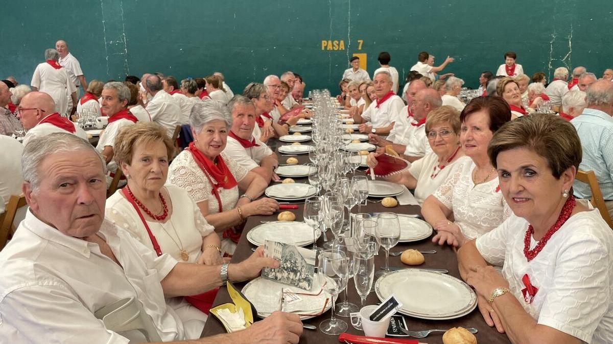 Algunos de los peralteses que acudieron a la comida popular