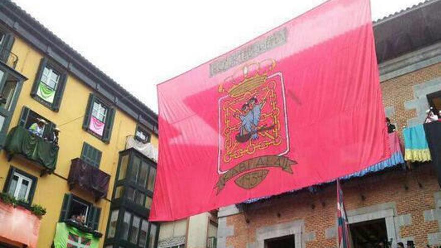La bandera de Navarra, tapando la casa consistorial de Tolosa.