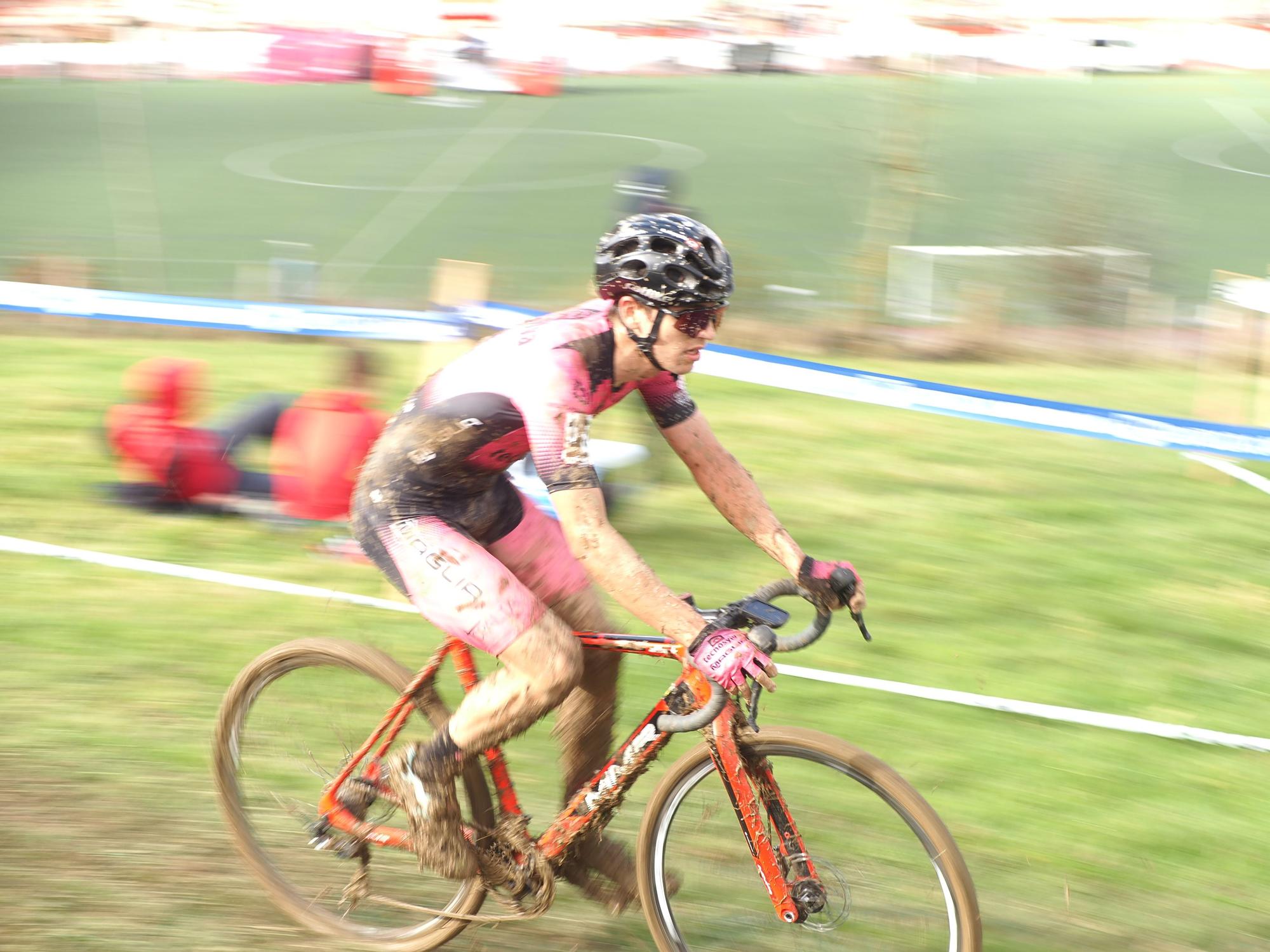 El barro se sumó al espectáculo de ciclocross en Elgoibar