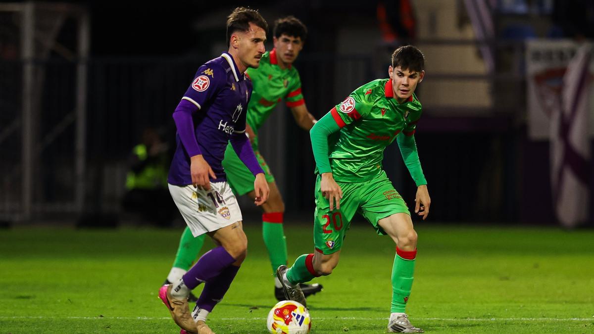 Tavares conduce el balón ante la atenta mirada de Bruno Pérez.