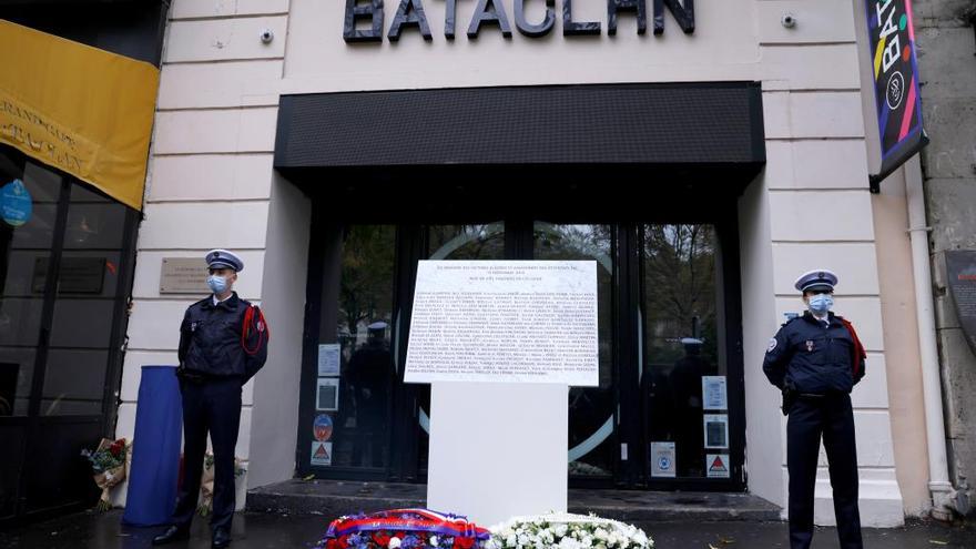 El homenaje más emotivo ha tenido lugar ante la sala Bataclán donde fueron asesinadas 90 personas