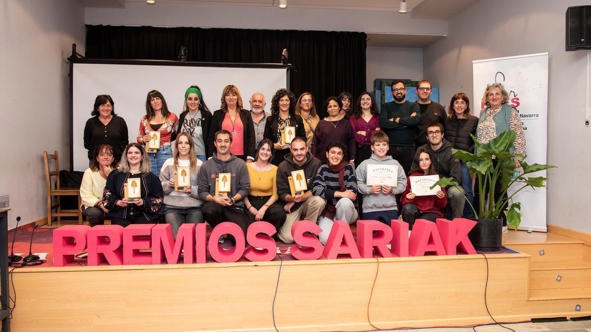Ollo, junto a personas premiadas y la presidenta de Nafarpress en la casa de cultura de Otsagabia. Ollo, junto a personas premiadas y la presidenta de Nafarpress en la casa de cultura de Otsagabia.