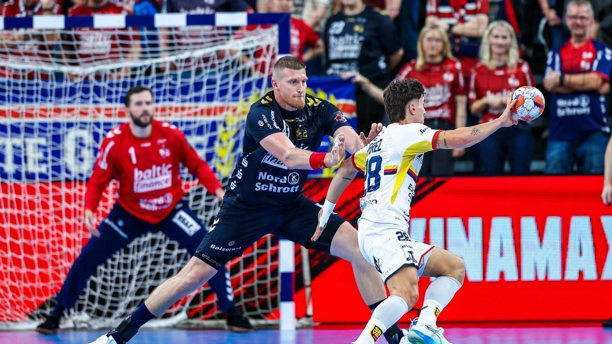 Instante del partido entre Flensburg-Handewitt y Saint Raphaël entre Blagotinsek y Sergio Pérez